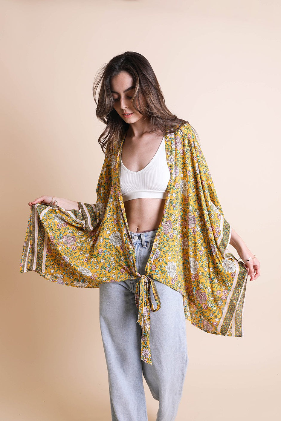 Kimono con lazo frontal y diseño floral.