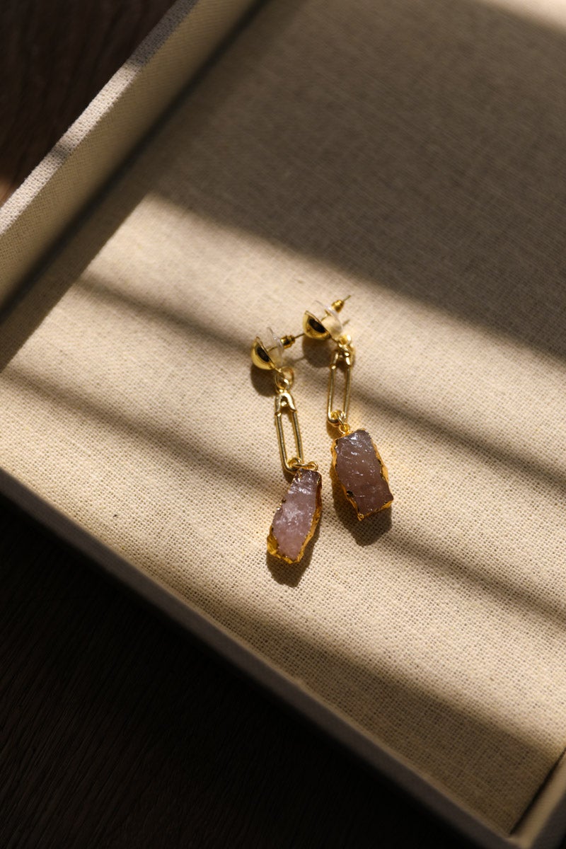 Boucles d'oreilles en pierres précieuses.
