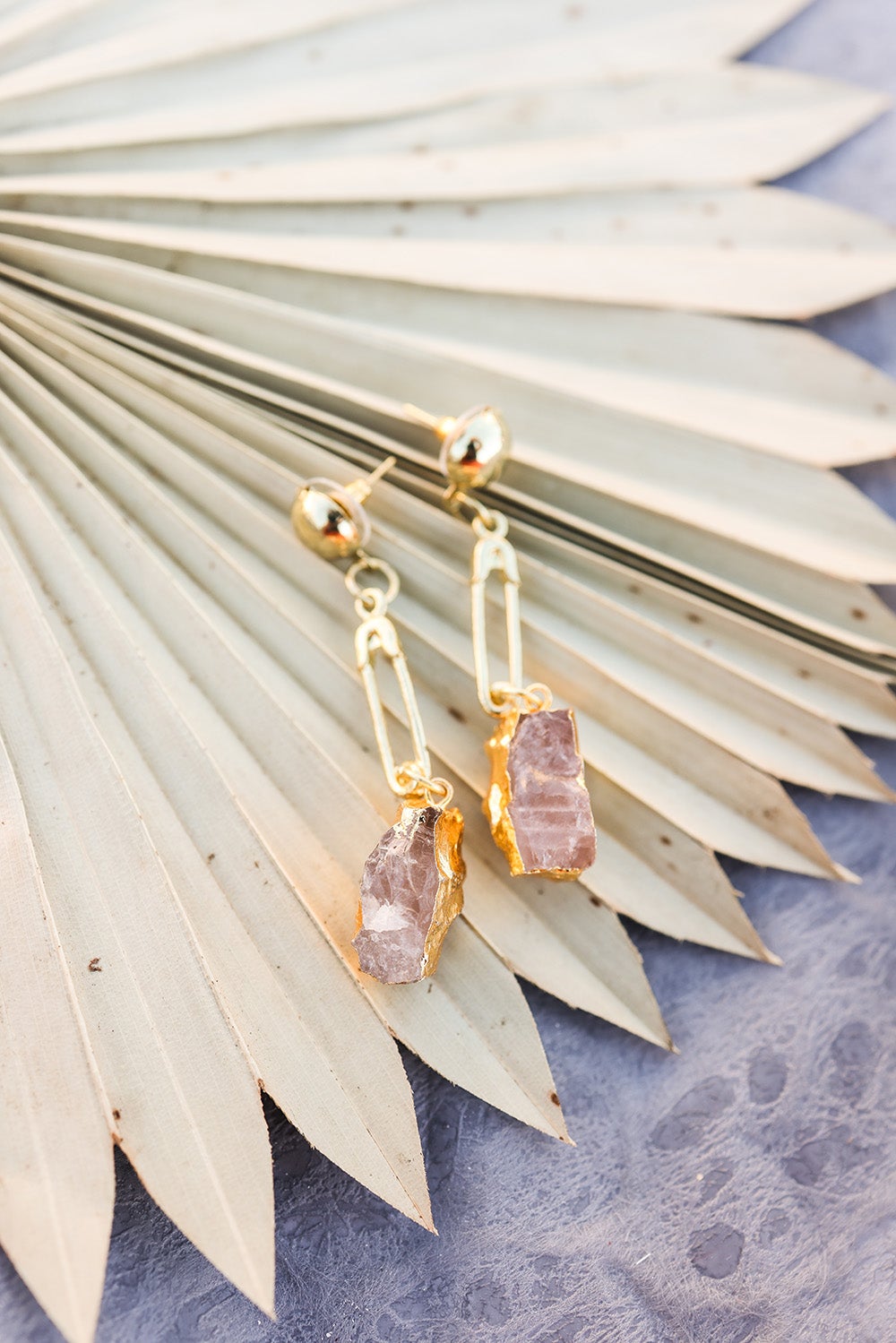 Boucles d'oreilles en pierres précieuses.
