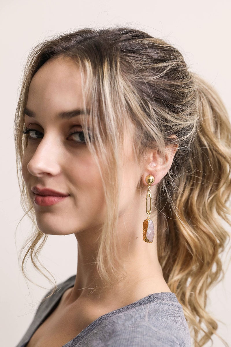 Boucles d'oreilles en pierres précieuses.