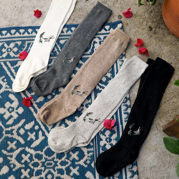 Calcetines hasta la rodilla con diseño de colibrí.