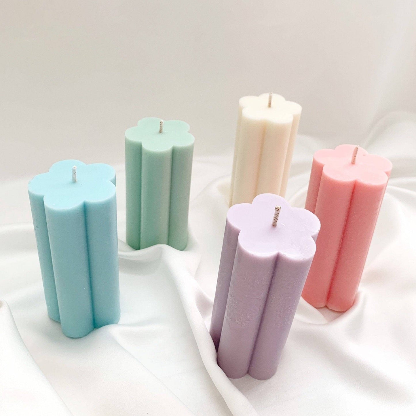 Bougies piliers en forme de marguerite.