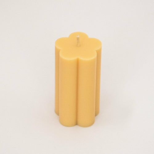 Bougies piliers en forme de marguerite.
