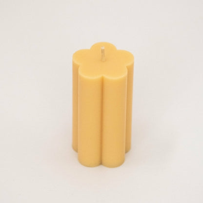 Bougies piliers en forme de marguerite.