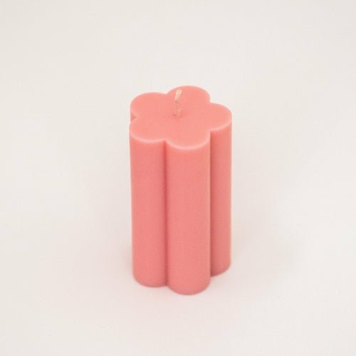 Bougies piliers en forme de marguerite.
