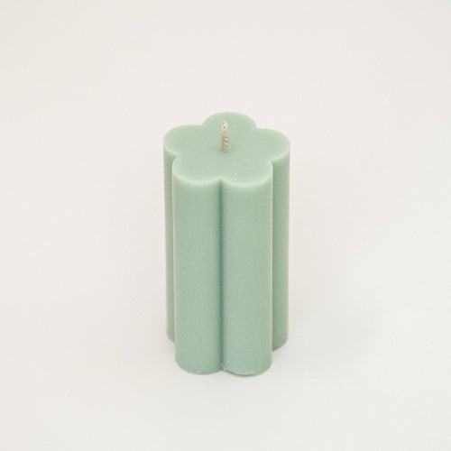 Bougies piliers en forme de marguerite.