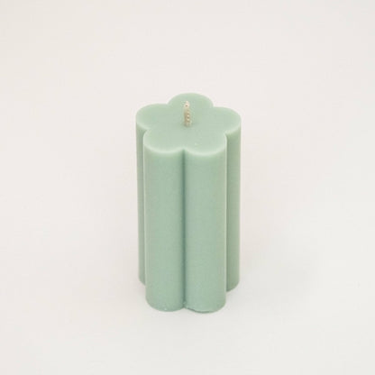Bougies piliers en forme de marguerite.
