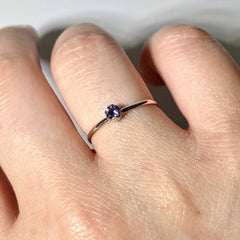 Bague solitaire délicate en argent sterling avec iolite