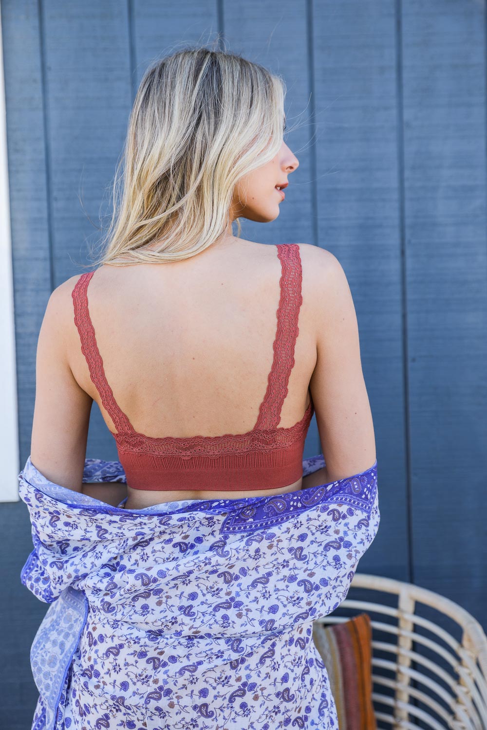 Bralette acolchado con ribete de encaje