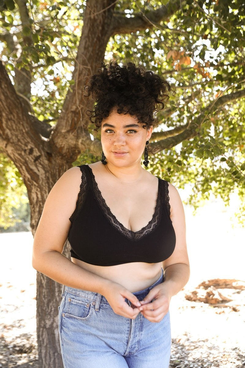 Bralette acolchado con ribete de encaje