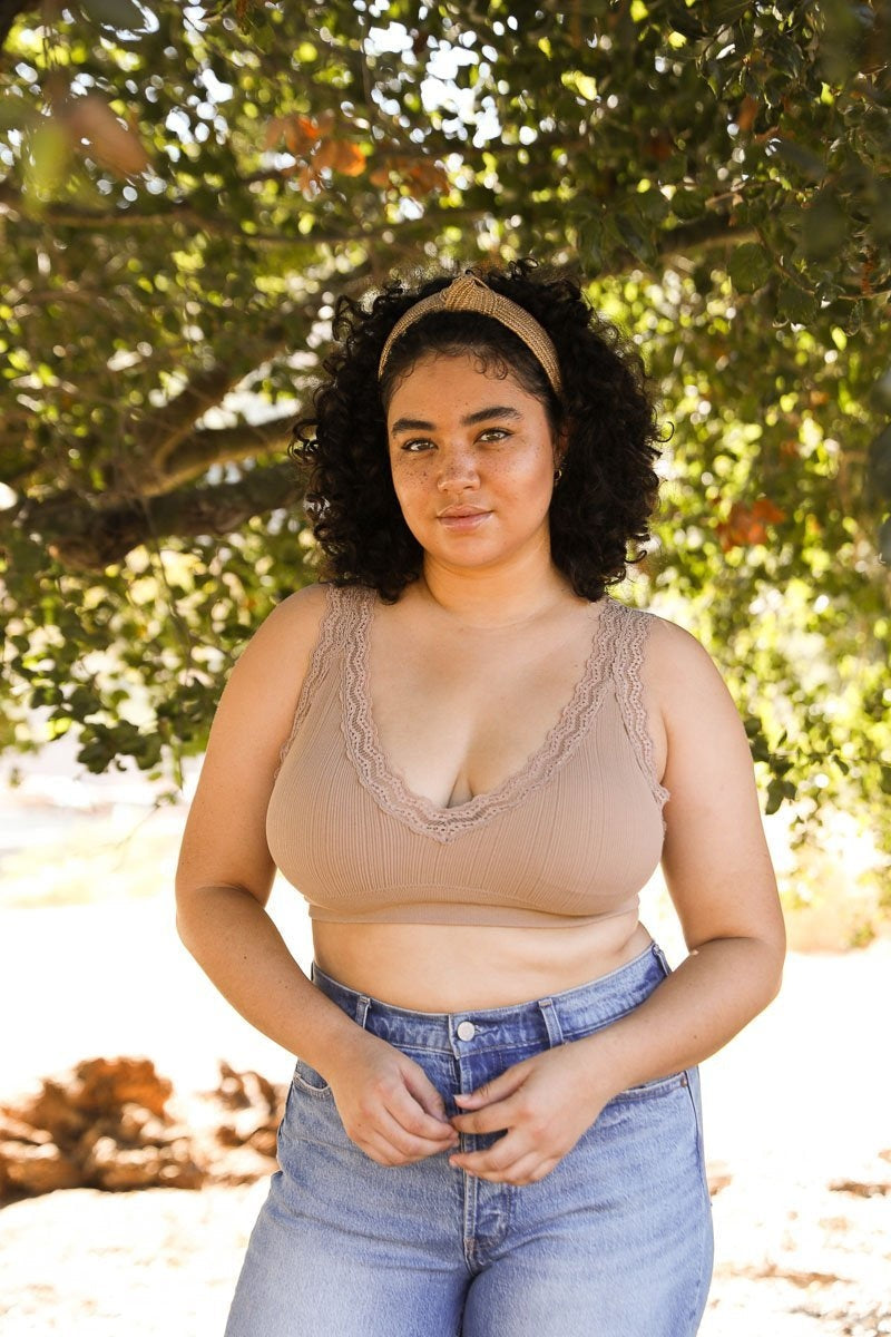 Bralette acolchado con ribete de encaje