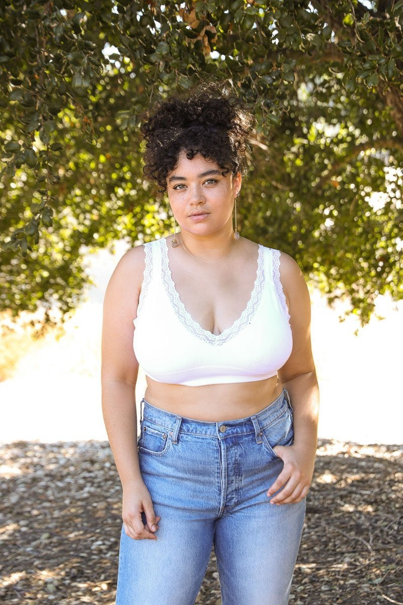 Bralette acolchado con ribete de encaje