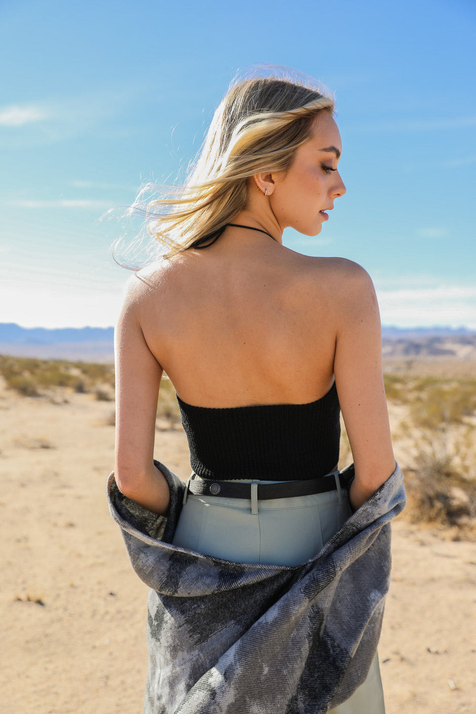 Bralette de encaje con cuello halter