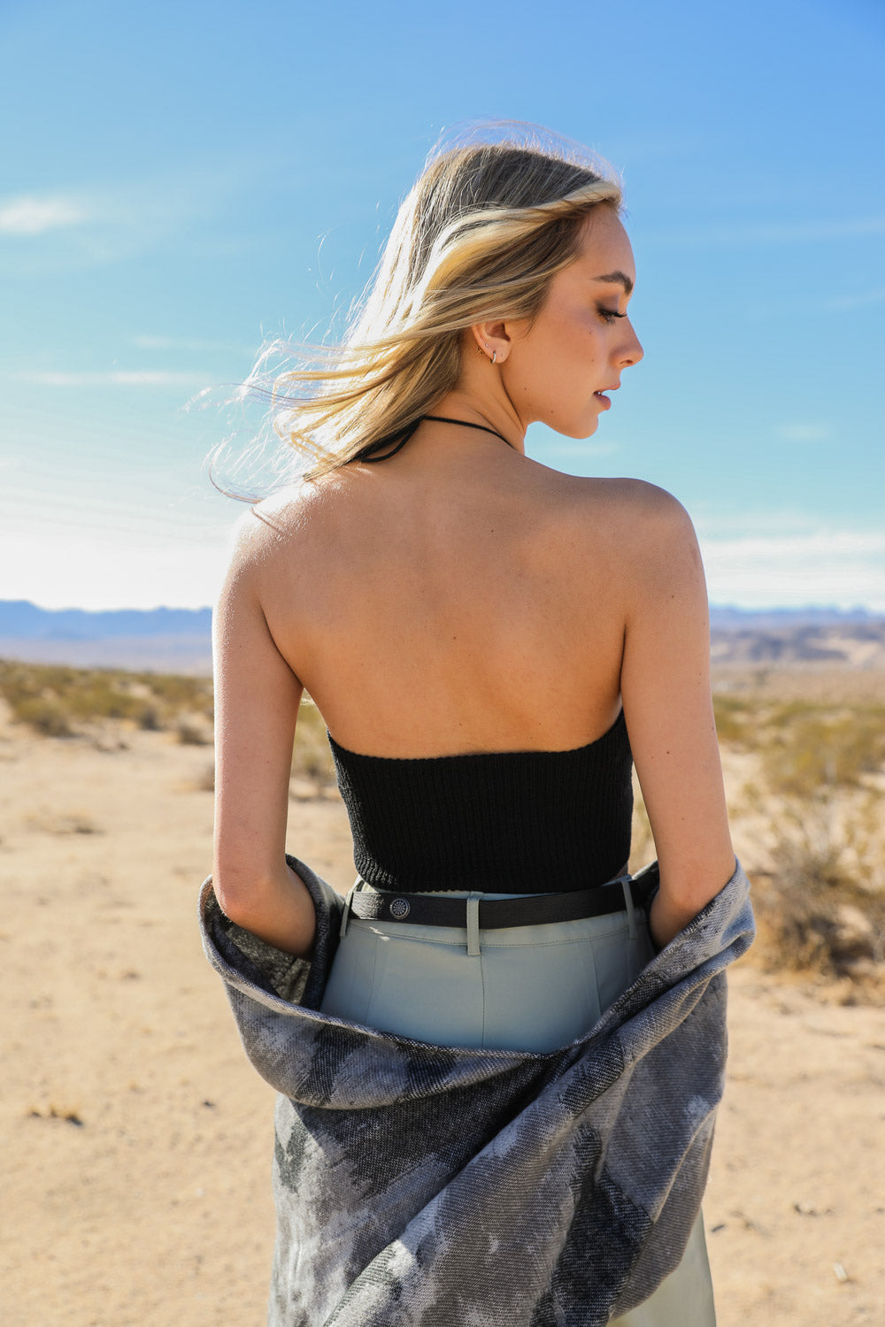 Bralette de encaje con cuello halter