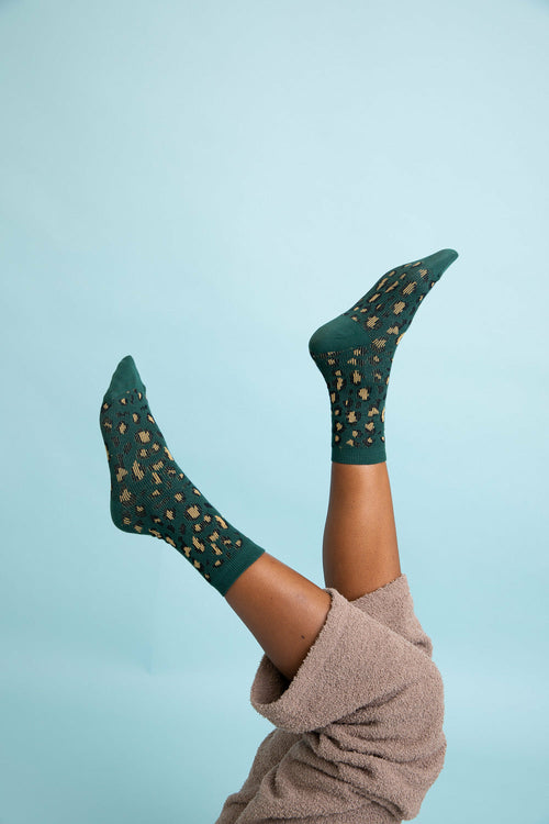 Chaussettes en tricot à imprimé léopard.