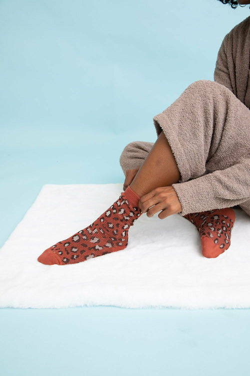 Chaussettes en tricot à imprimé léopard.