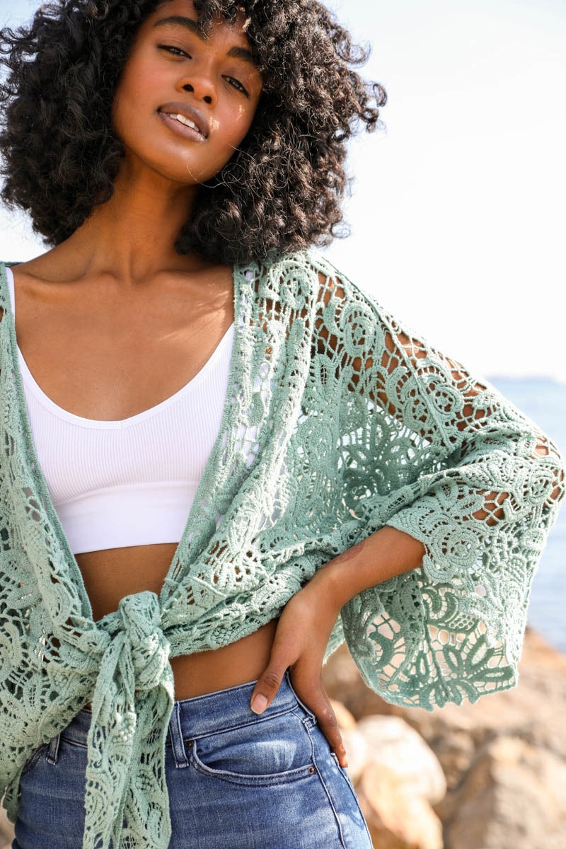 Cache-maillots à nouer sur le devant en dentelle.