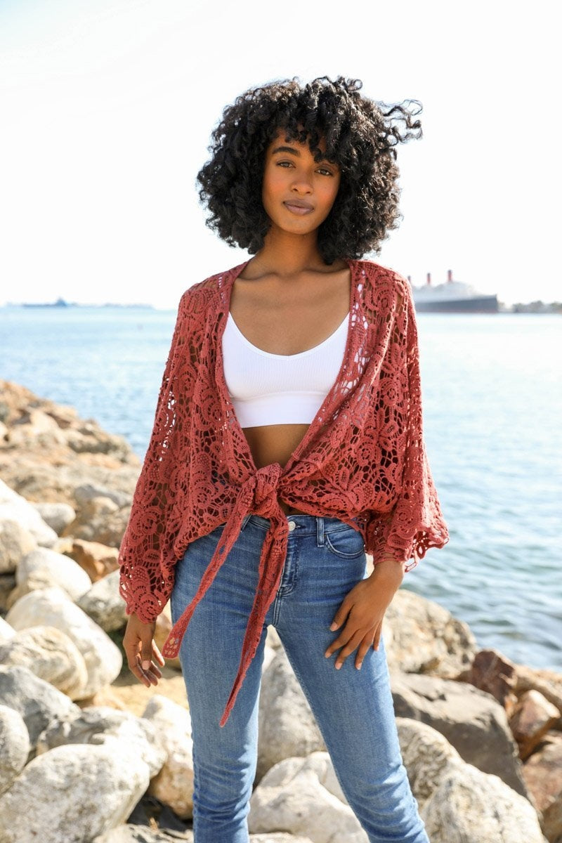 Cache-maillots à nouer sur le devant en dentelle.