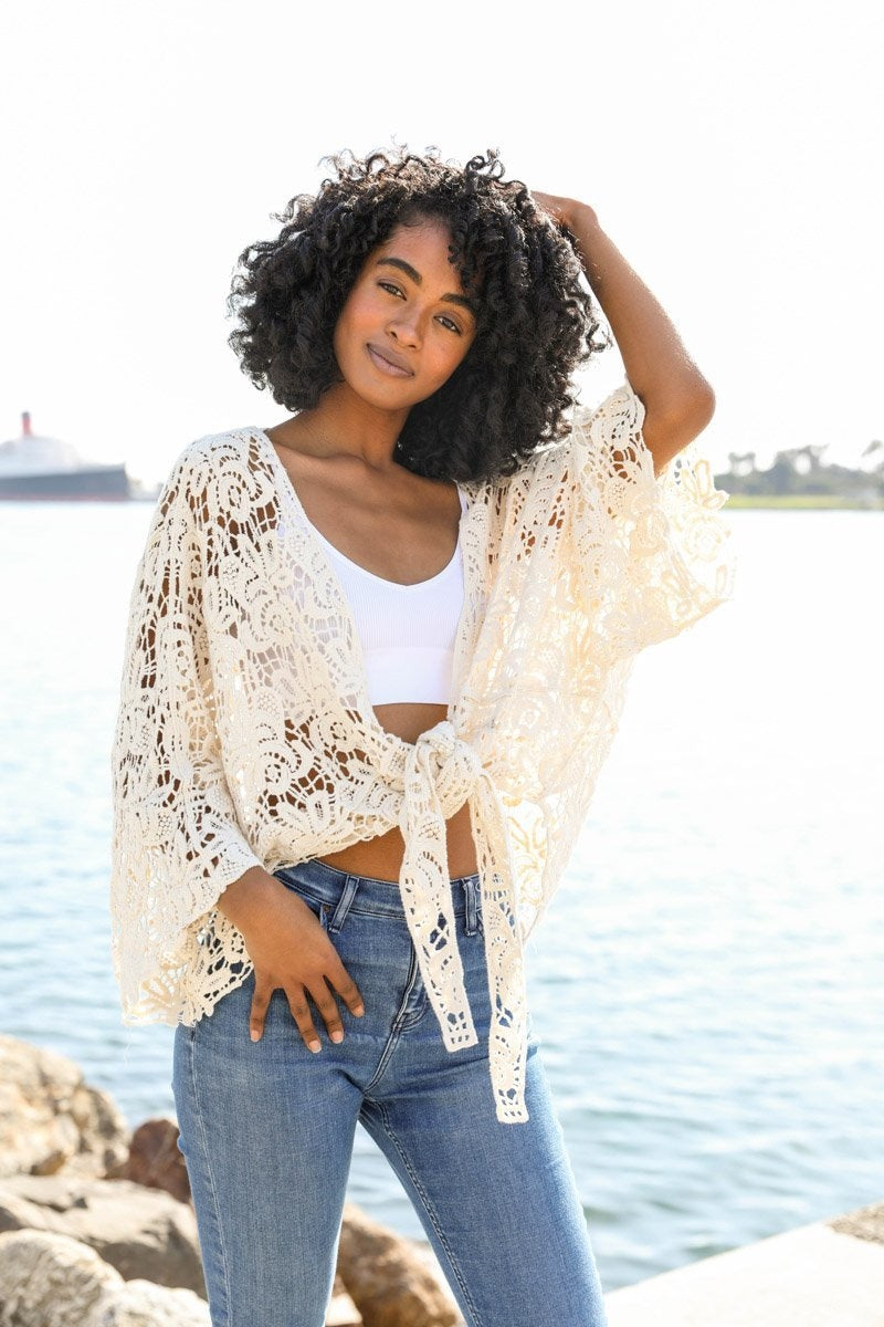 Cache-maillots à nouer sur le devant en dentelle.