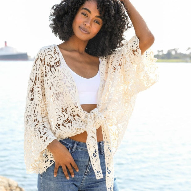 Cache-maillots à nouer sur le devant en dentelle.