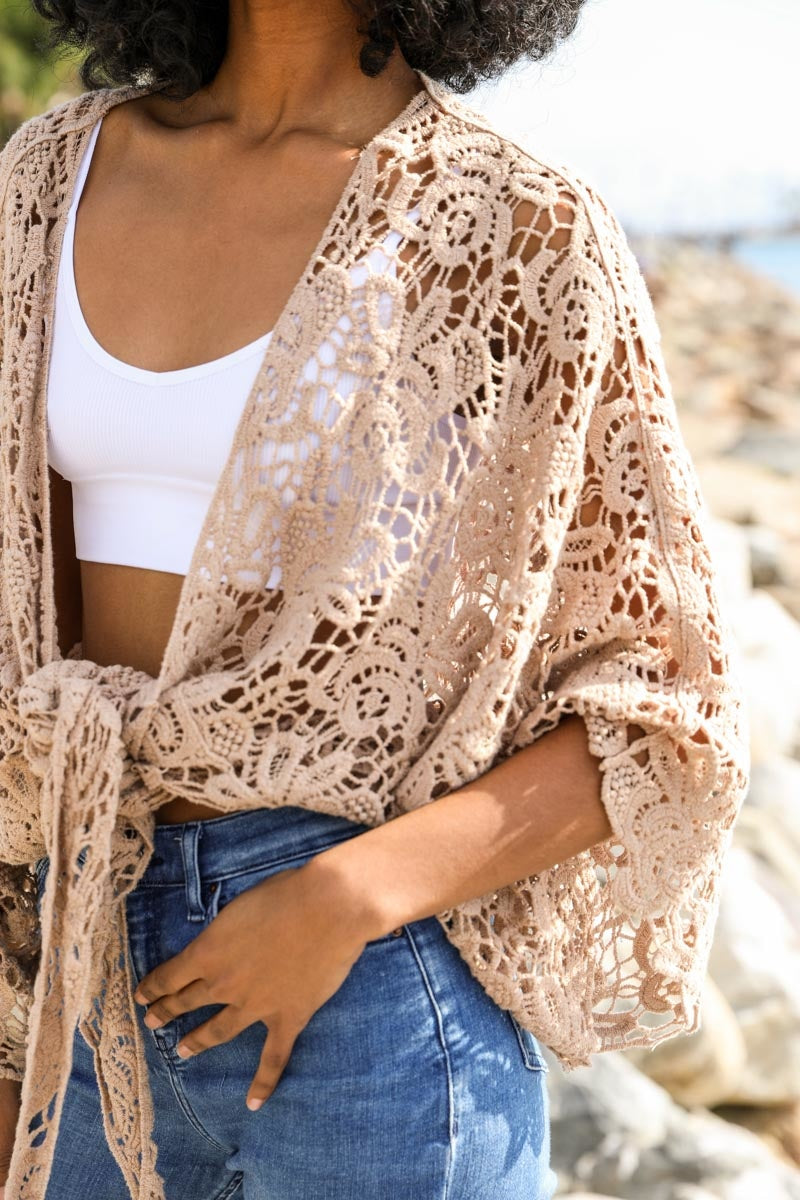 Cache-maillots à nouer sur le devant en dentelle.