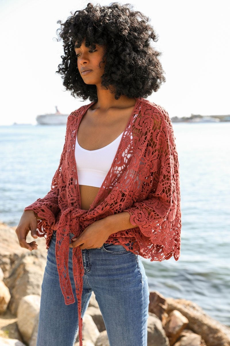 Cache-maillots à nouer sur le devant en dentelle.