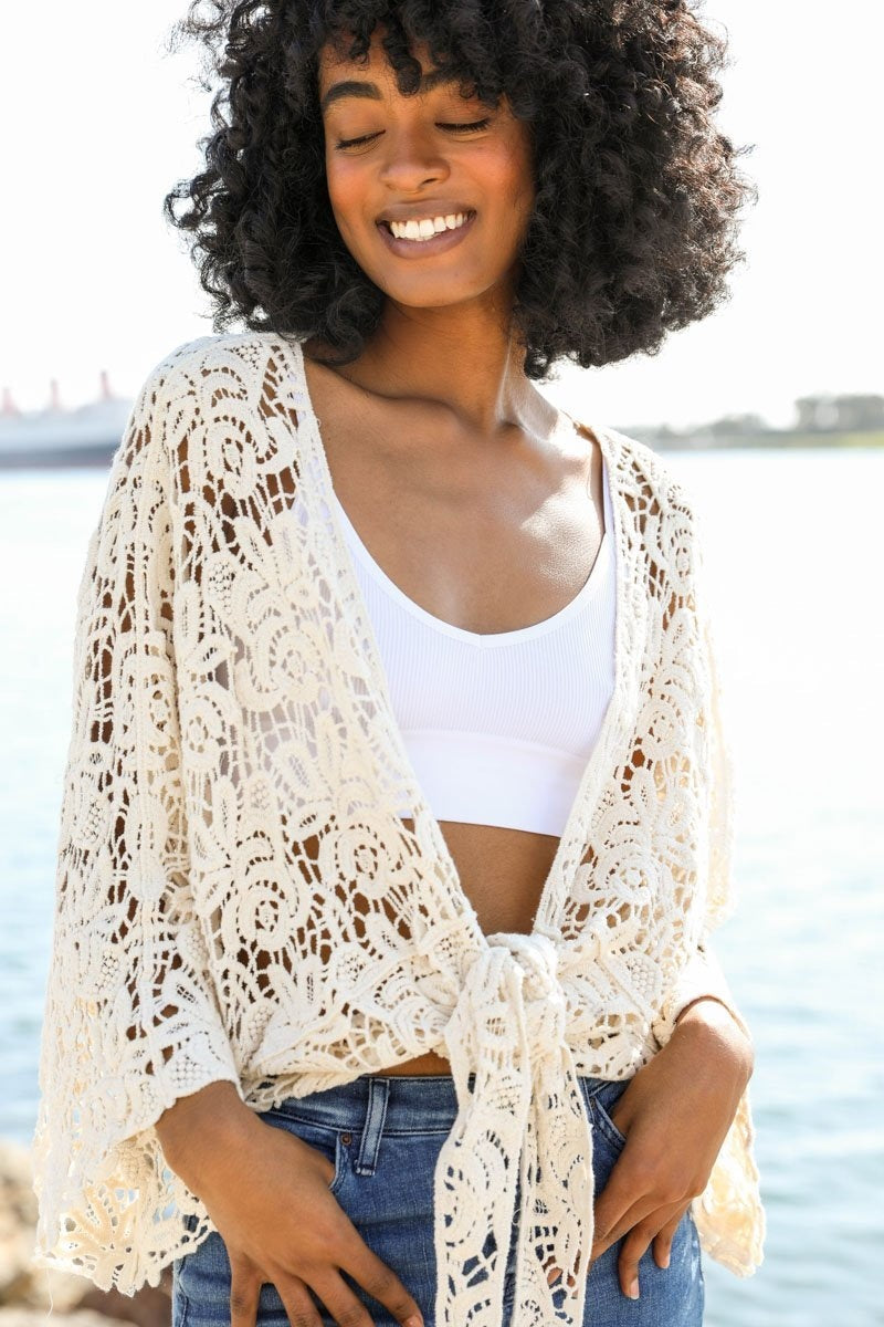 Cache-maillots à nouer sur le devant en dentelle.