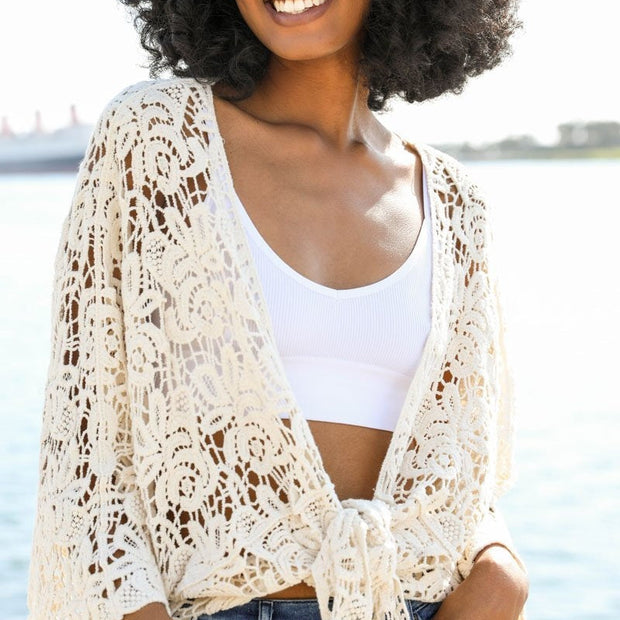 Cache-maillots à nouer sur le devant en dentelle.