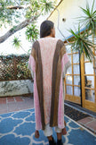 Ponchos con borlas de rayas multicolor.