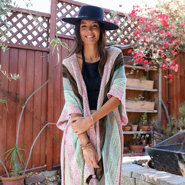 Ponchos con borlas de rayas multicolor.