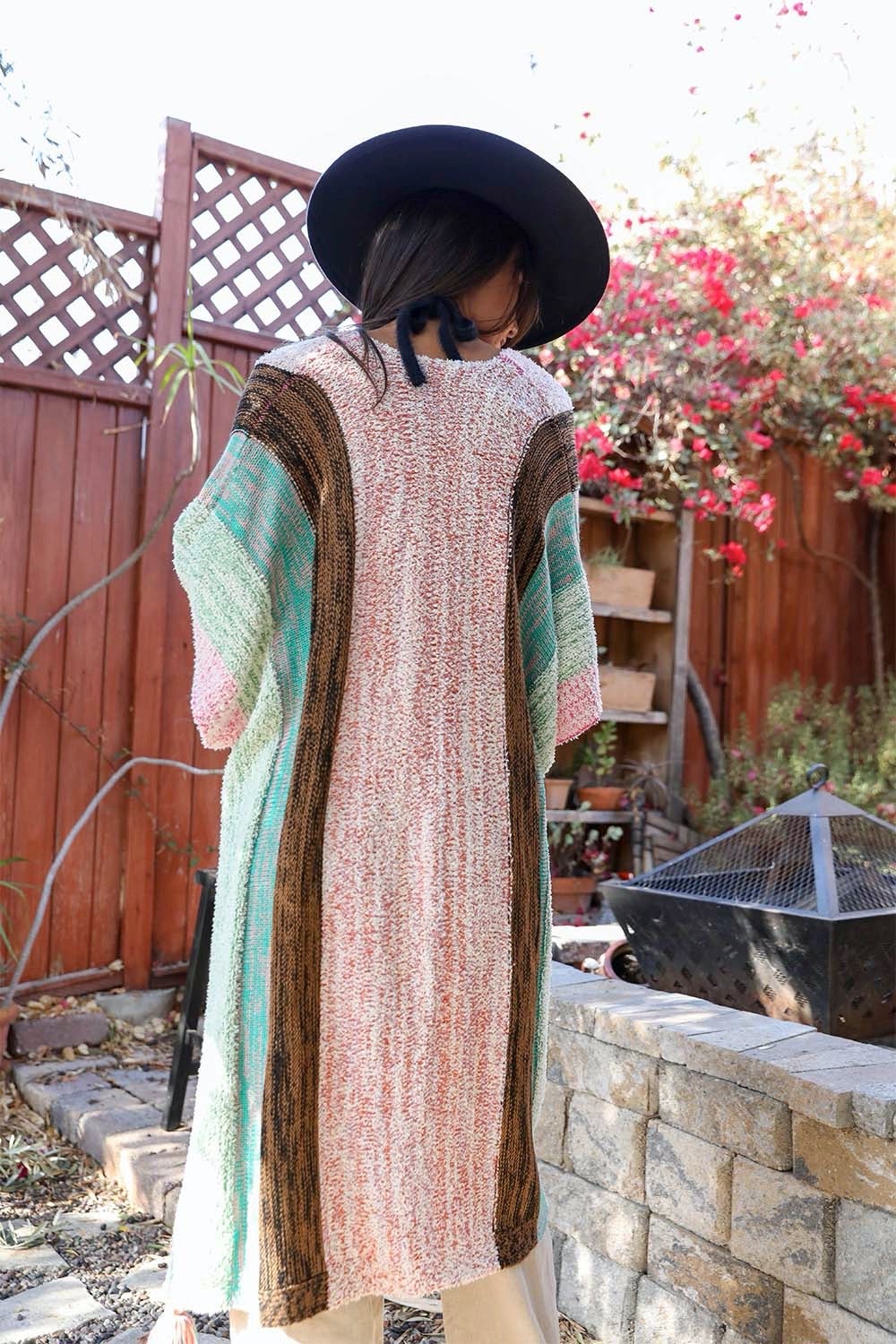 Ponchos con borlas de rayas multicolor.