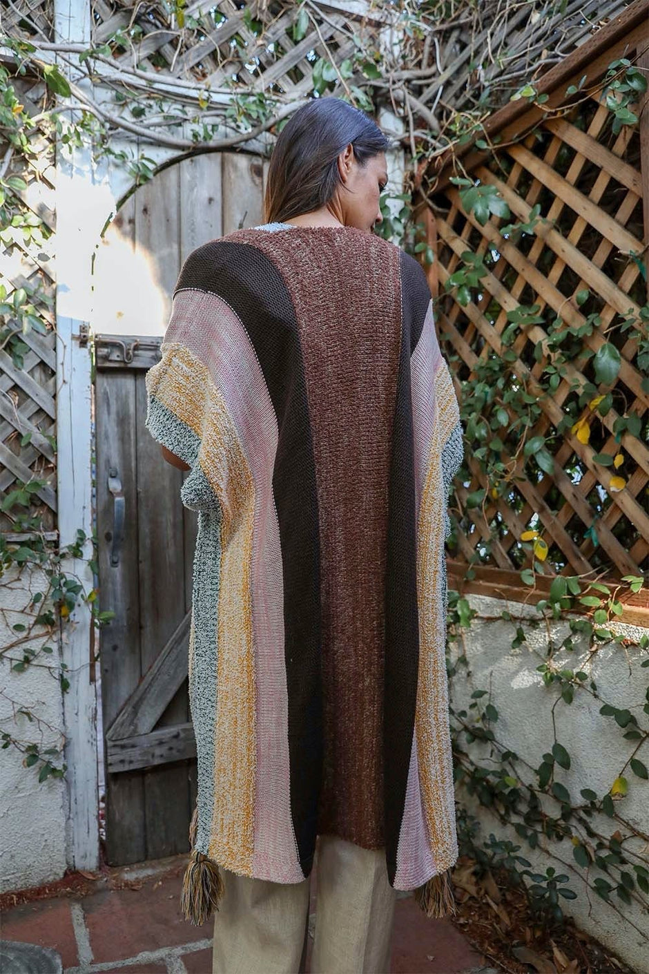Ponchos con borlas de rayas multicolor.
