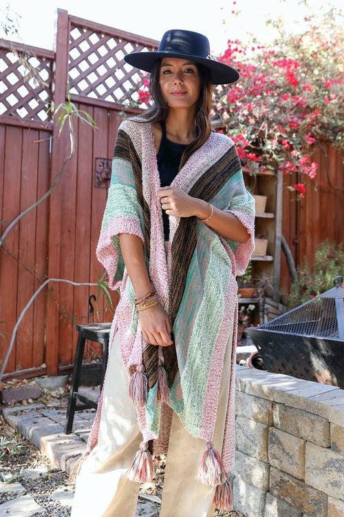 Ponchos con borlas de rayas multicolor.