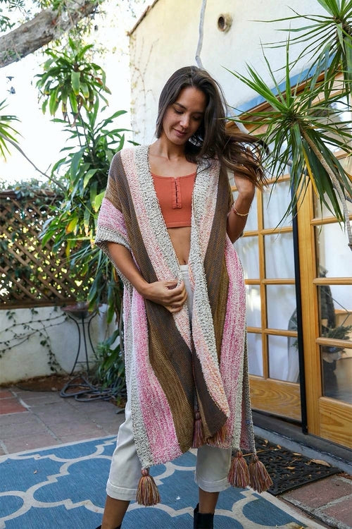 Ponchos con borlas de rayas multicolor.