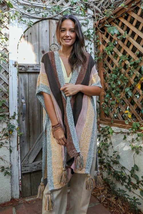 Ponchos con borlas de rayas multicolor.