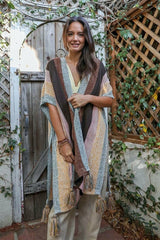 Poncho con borlas de rayas multicolor