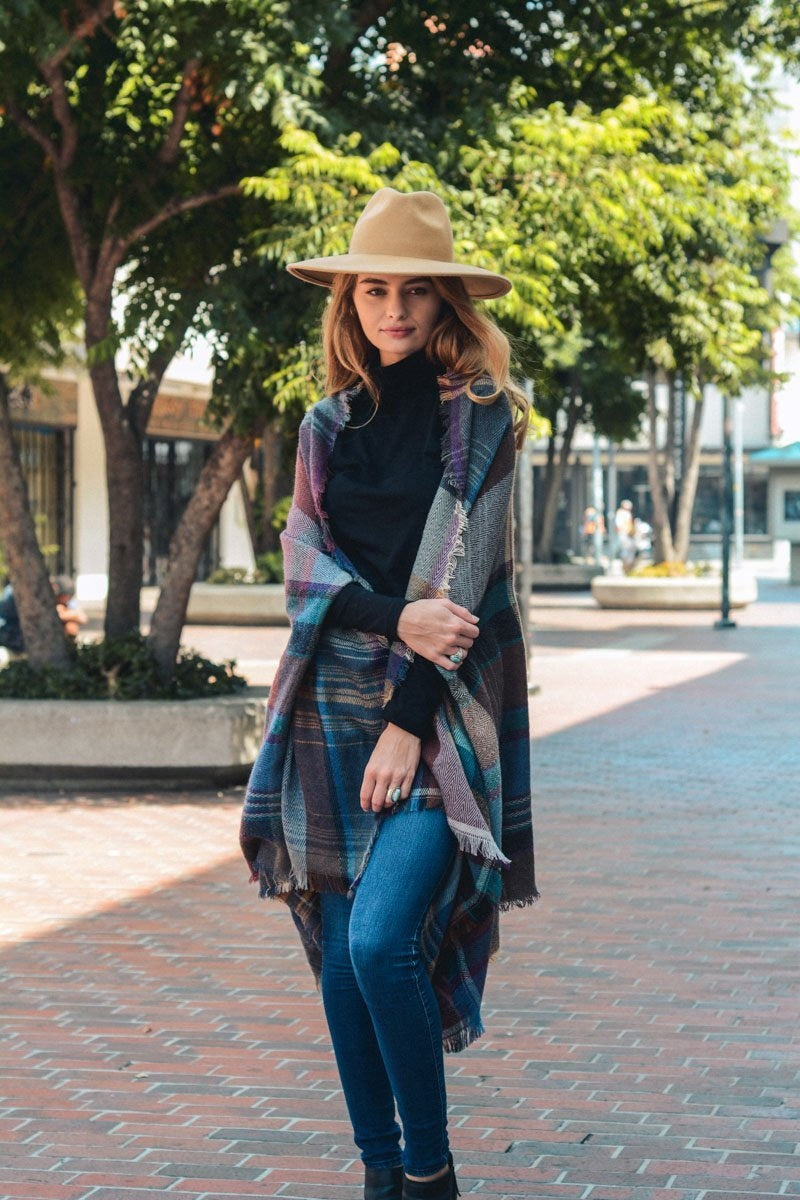 Ruanas à carreaux multicolores avec poches.