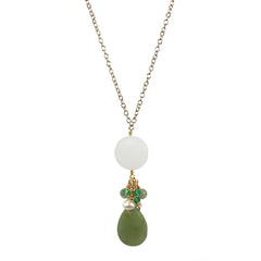 Collier avec pendentif en forme de goutte en jade et verre de mer