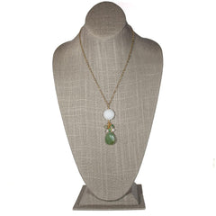 Collier avec pendentif en forme de goutte en jade et verre de mer