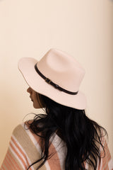 Sombrero estilo western con frente apretado