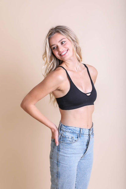 Bralettes acanalados con abertura en la cerradura