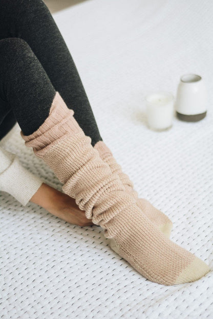 Chaussettes de détente en tricot côtelé.