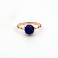 Bague en or rempli 14 carats avec lunette ronde en lapis-lazuli