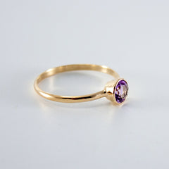 Anillo chapado en oro de 14 k con bisel de amatista rosa