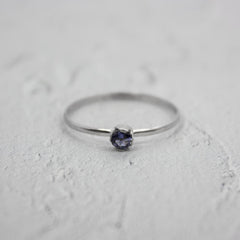 Bague solitaire délicate en argent sterling avec iolite