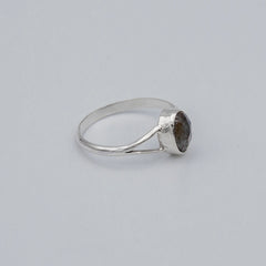 Bague en argent sterling avec tige fendue et lunette ovale en labradorite