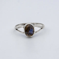 Bague en argent sterling avec tige fendue et lunette ovale en labradorite