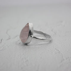 Anillo de plata de ley con cuarzo rosa en forma de pera