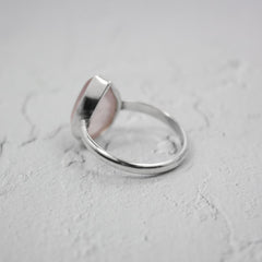 Anillo de plata de ley con cuarzo rosa en forma de pera