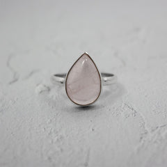 Anillo de plata de ley con cuarzo rosa en forma de pera